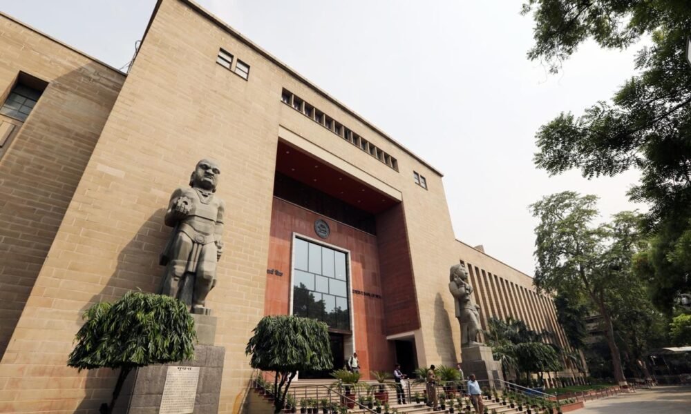 Financial market professionals analysing Indian government bond investments.