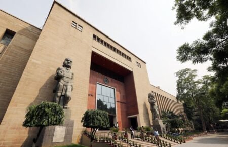 Financial market professionals analysing Indian government bond investments.